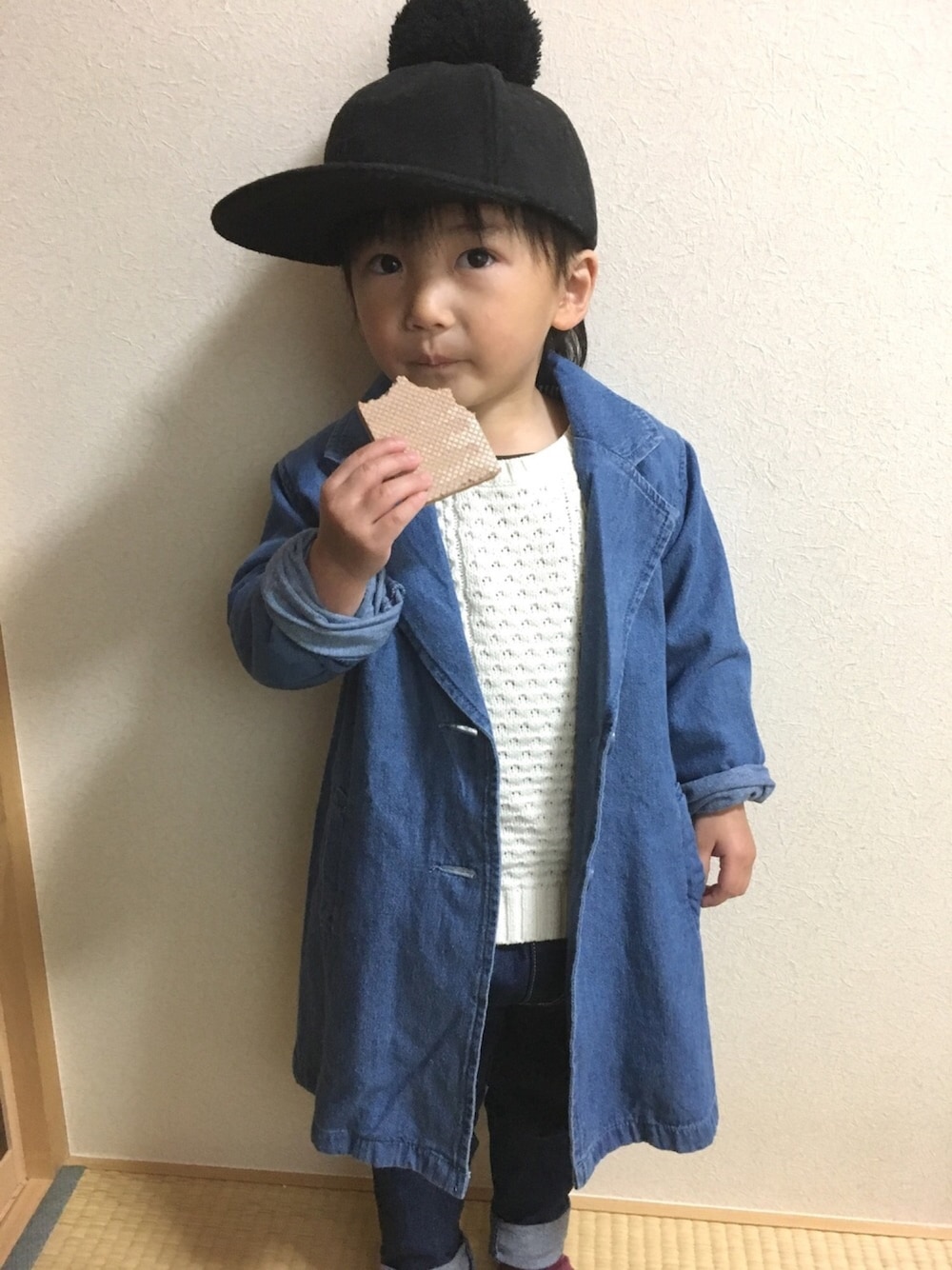 ブルー系のチェスターコート、ブルー系のデニムパンツ、ホワイト系のニット/セーターを着用したキッズの春コーディネートの1枚目の写真