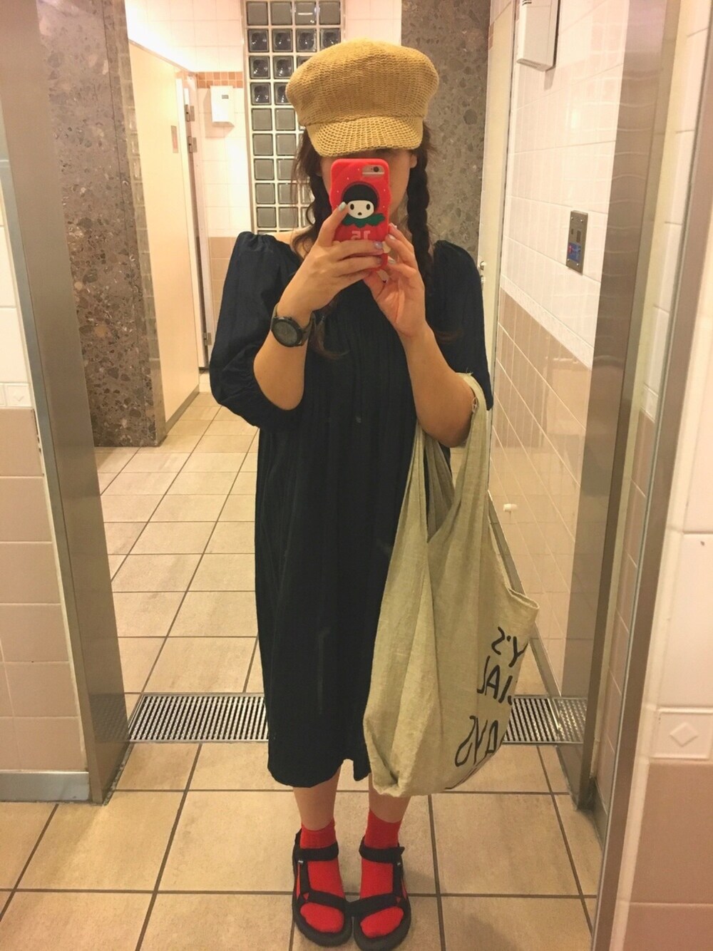 ブラック系のワンピース/ドレス、ブラック系のサンダル、ベージュ系のキャスケットを着用したレディースの夏コーディネートの1枚目の写真