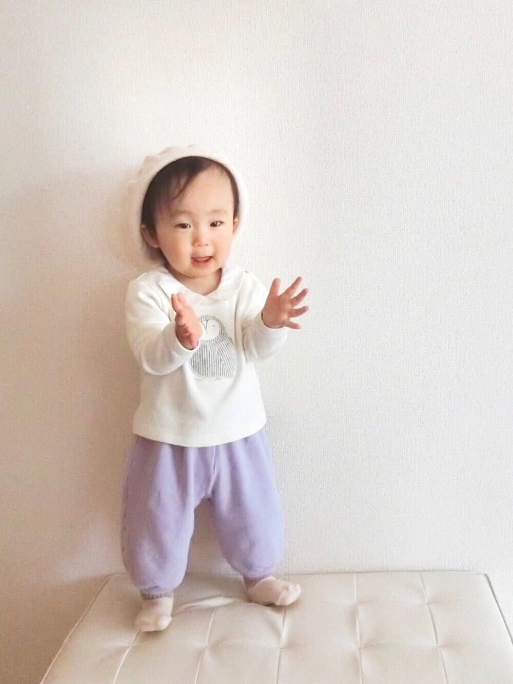 ホワイト系のトップス、ホワイト系のTシャツ/カットソー、パープル系のその他パンツを着用したキッズの春コーディネートの1枚目の写真