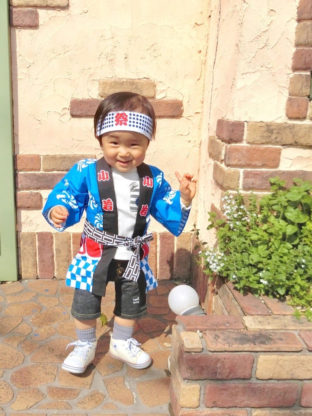 ブルー系のその他、ピンク系のその他を着用したキッズの春コーディネートの1枚目の写真