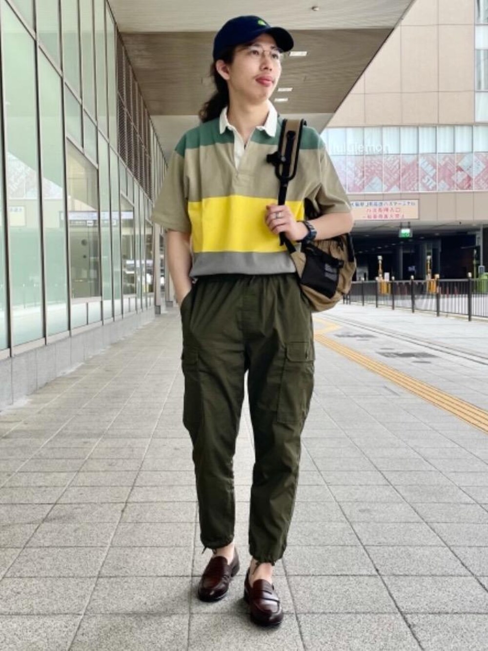 ブラウン系のローファー、グリーン系のその他パンツ、ブラウン系のバックパック/リュックを着用したメンズの夏コーディネートの1枚目の写真