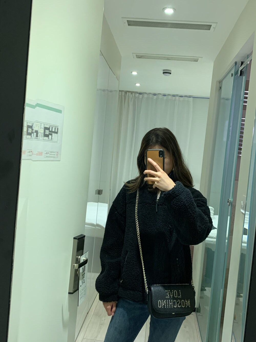 「Love Moschinoのアイテム（クラッチバッグ、ブラック系）」を使った、christaさん（レディース・162cm）の冬コーディネートの1枚目の写真