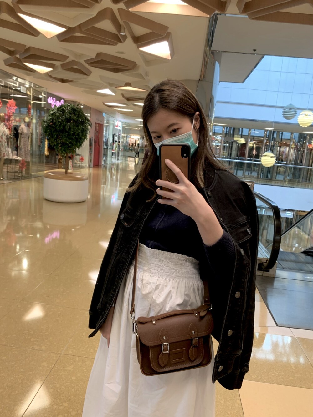 「The Cambridge Satchel Companyのアイテム（クラッチバッグ、ブラウン系）」を使った、christaさん（レディース・162cm）の冬コーディネートの1枚目の写真