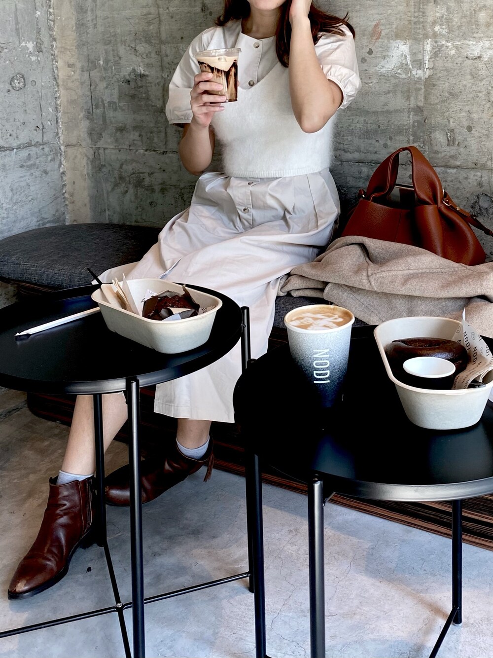 「cafe」｜「MEIER.Qのアイテム（ワンピース/ドレス、ベージュ系）」を使った、christaさん（レディース・162cm）の冬コーディネートの1枚目の写真