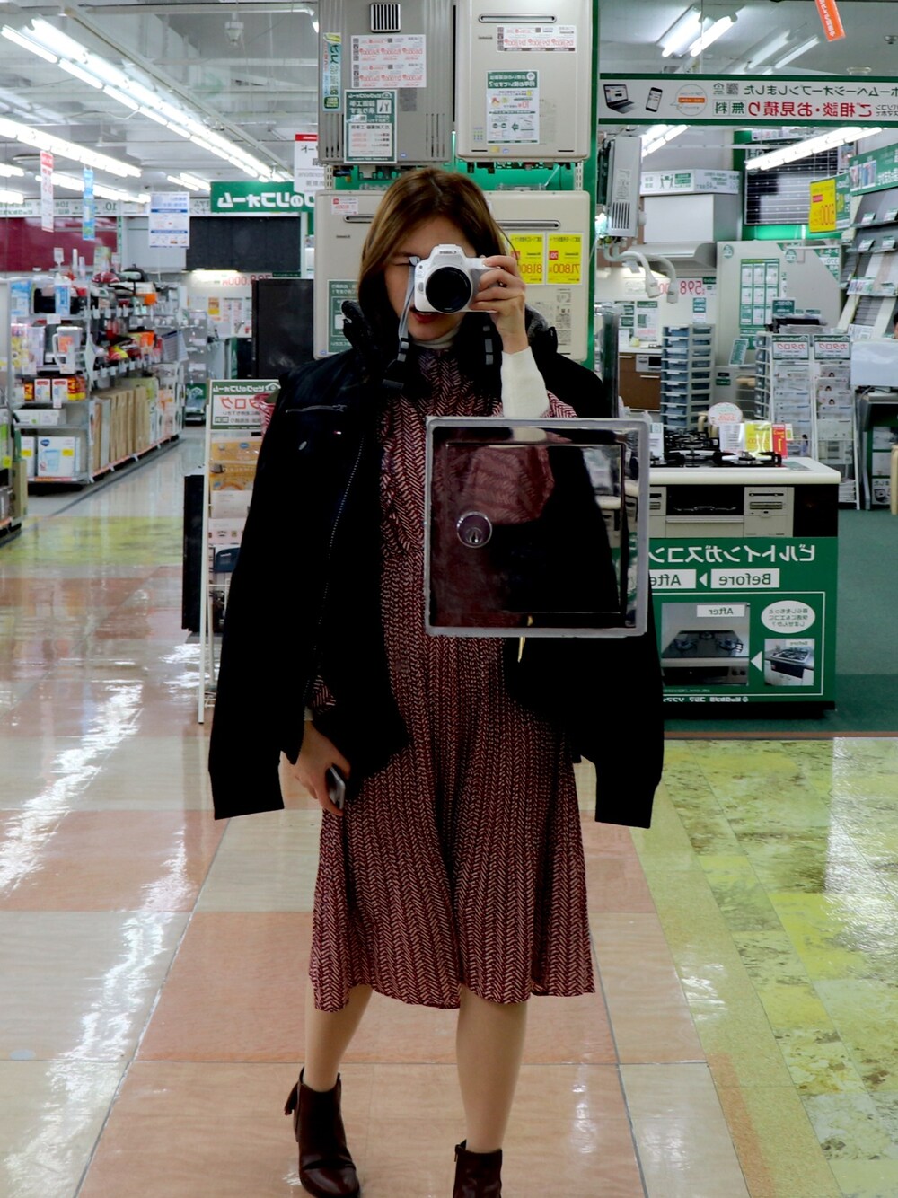 「TOMMY HILFIGERのアイテム（ジャケット/アウター、ブラック系）」を使った、christaさん（レディース・162cm）の春コーディネートの1枚目の写真