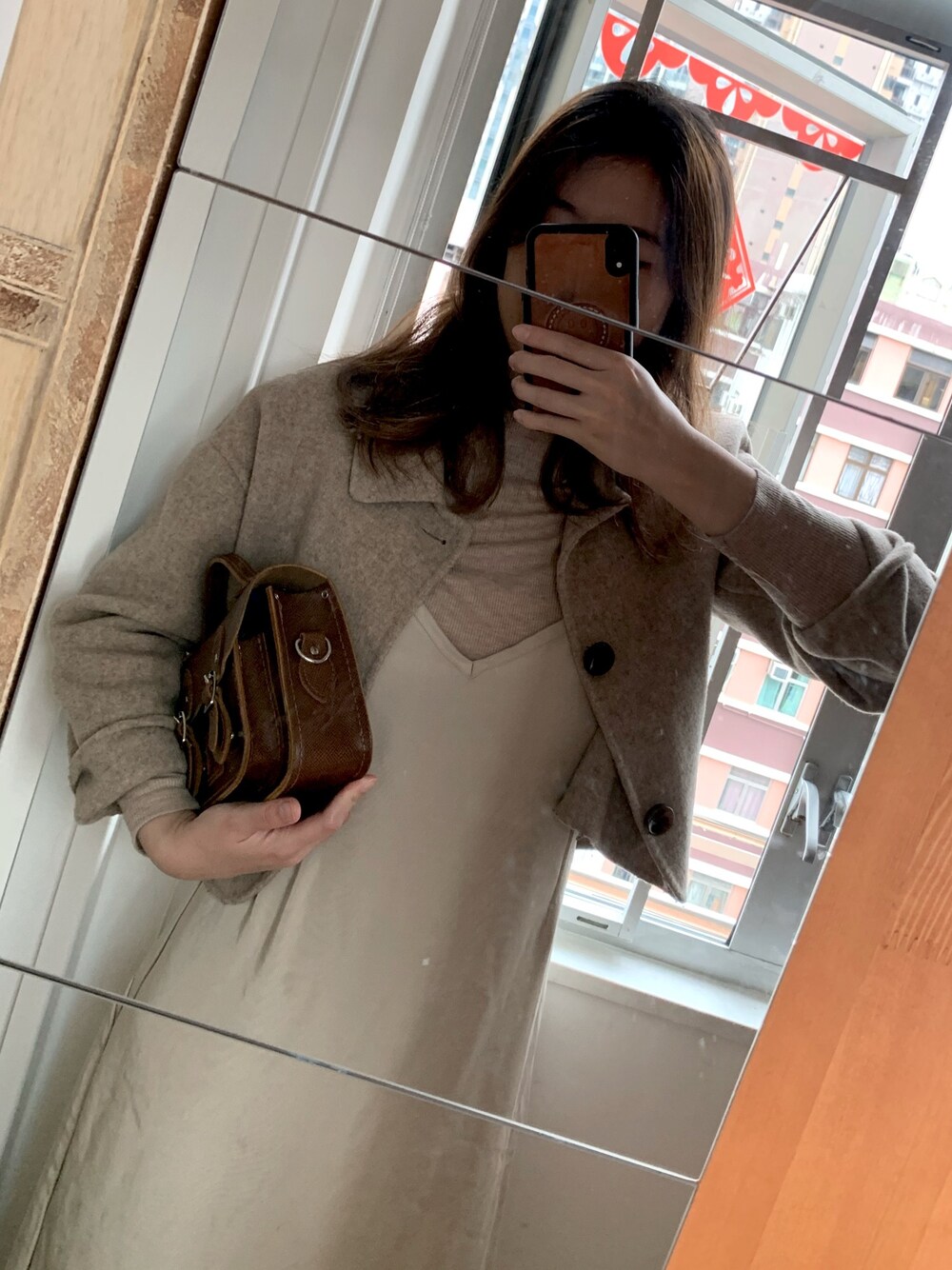 「ootd」｜「The Cambridge Satchel Companyのアイテム（クラッチバッグ、ブラウン系）」を使った、christaさん（レディース・162cm）の春コーディネートの1枚目の写真