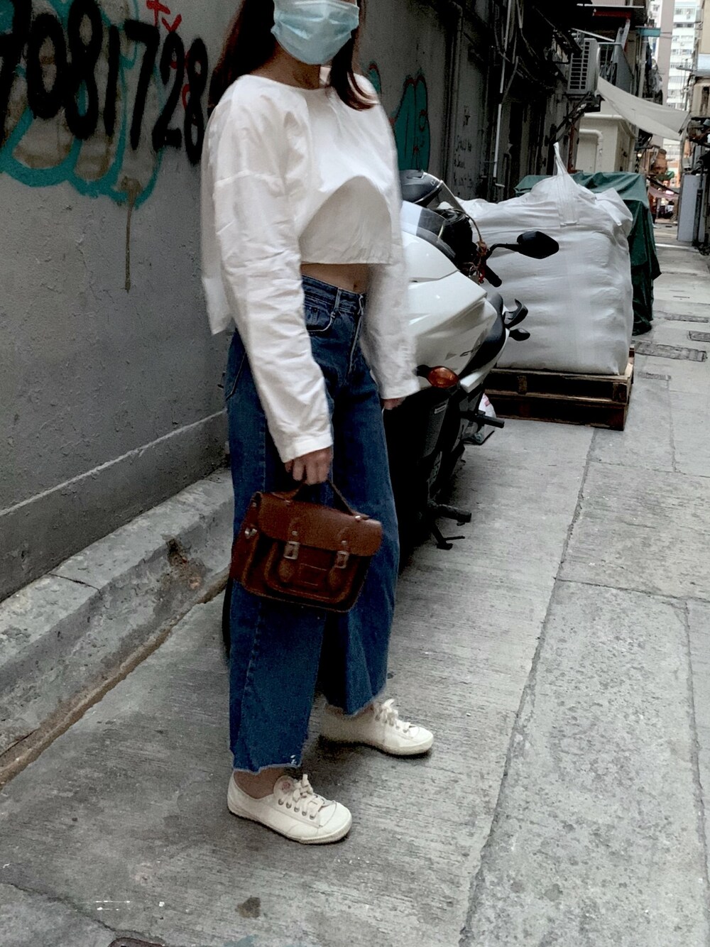 「ootd、夏、街頭穿搭、休閒、牛仔褲、croptop」｜「The Cambridge Satchel Companyのアイテム（バッグ、ブラウン系）」を使った、christaさん（レディース・162cm）の春コーディネートの1枚目の写真