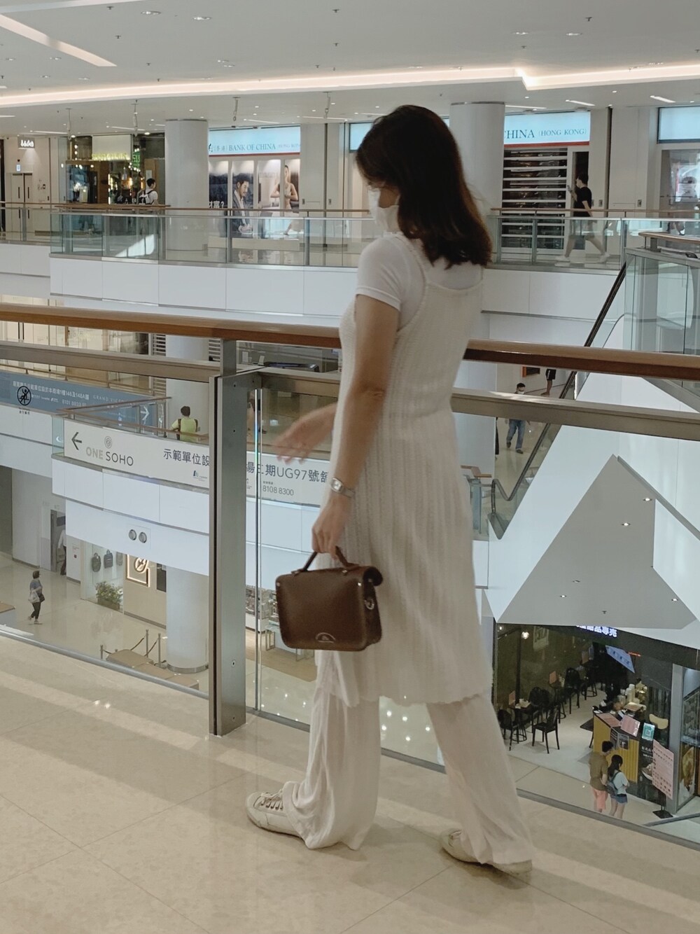 「ootd、夏、日系極簡、女人味、白Tシャツ、mix and match」｜「The Cambridge Satchel Companyのアイテム（バッグ、ブラウン系）」を使った、christaさん（レディース・162cm）の春コーディネートの1枚目の写真