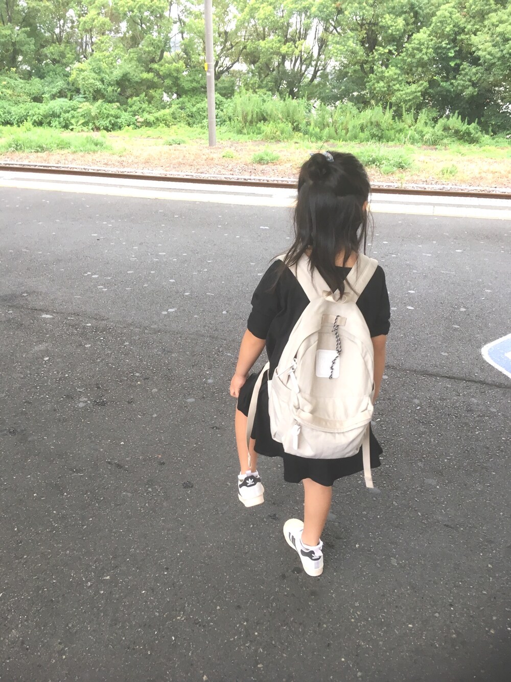 「秋服、おだんごヘアー、ワンピース、シンプル、スニーカー、スーパースター、Branshes」｜「CIAOPANIC TYPYの【CILOCALA】ナイロンデイパックS（バックパック/リュック、ホワイト系）」を使った、sarraaanさん（キッズ・110cm）の秋コーディネートの1枚目の写真