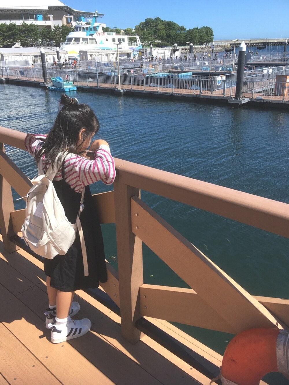 「休日スタイル、秋服、ボーダー、ワンピース、リュック、スーパースター、おだんごヘアー」｜「GUのアイテム（Tシャツ/カットソー、グレー系）」を使った、sarraaanさん（キッズ・110cm）の秋コーディネートの1枚目の写真