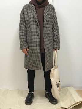 「KATHARINE HAMNETT LONDON （キャサリンハムネットロンドン）のアイテム（チェスターコート）」を使った、Sophさん（メンズ・168cm）の冬コーディネート