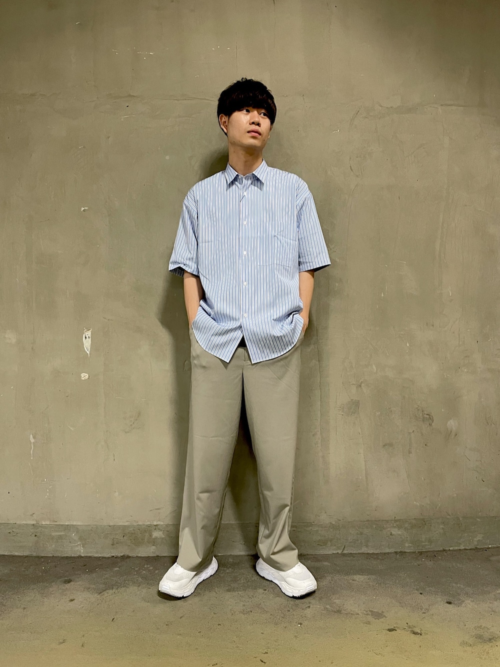 ブルー系のシャツ/ブラウス、グレー系のスラックスを着用したメンズの春コーディネートの1枚目の写真