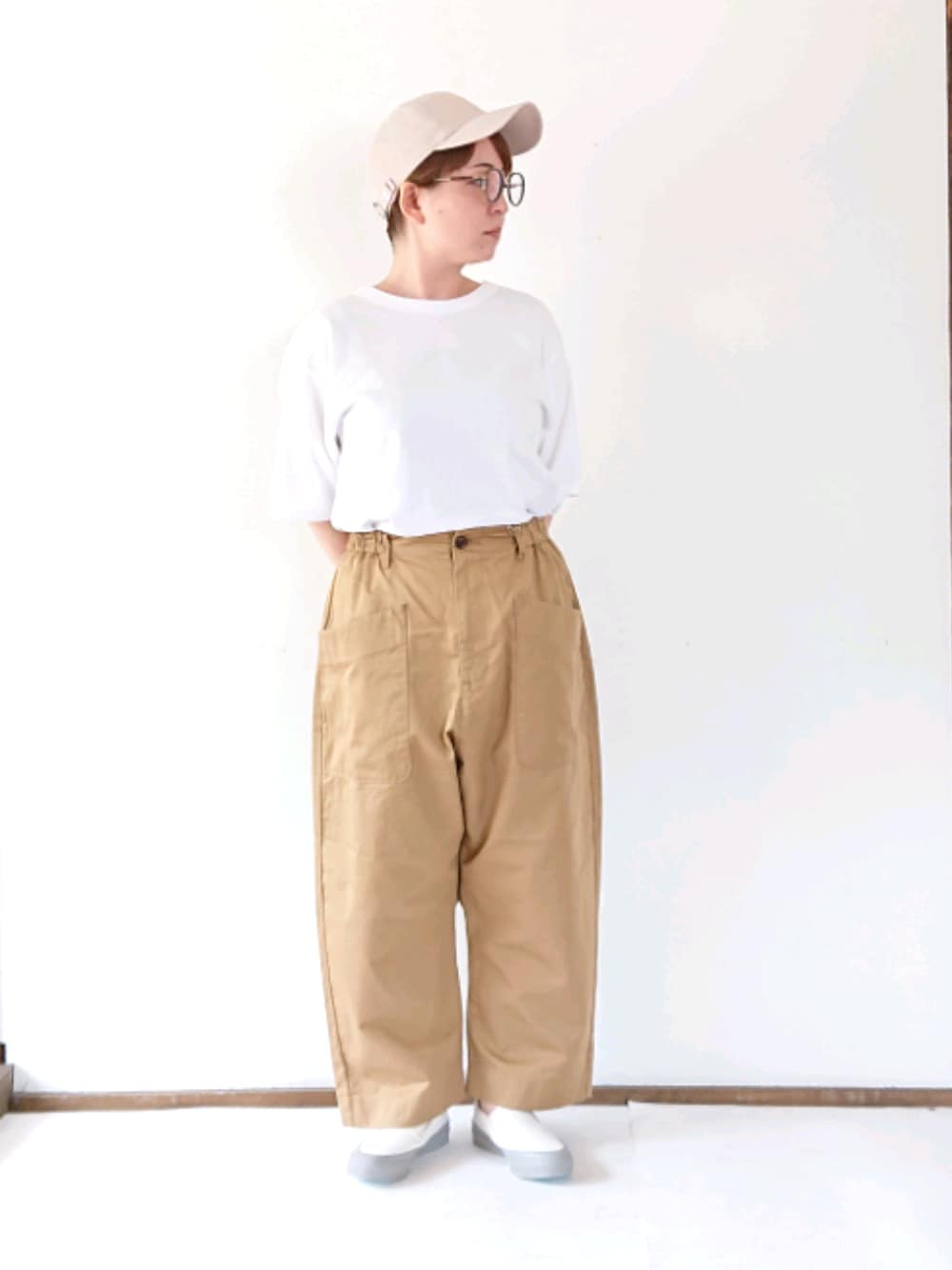 「チャンピオンTシャツ、チノパン、白、ベージュ、カジュアルコーデ、福島県、会津若松、150cmコーデ」｜「Championのアイテム（キャップ、ベージュ系）」を使った、tomomi  Yuzeさん（レディース・150cm）の夏コーディネートの1枚目の写真
