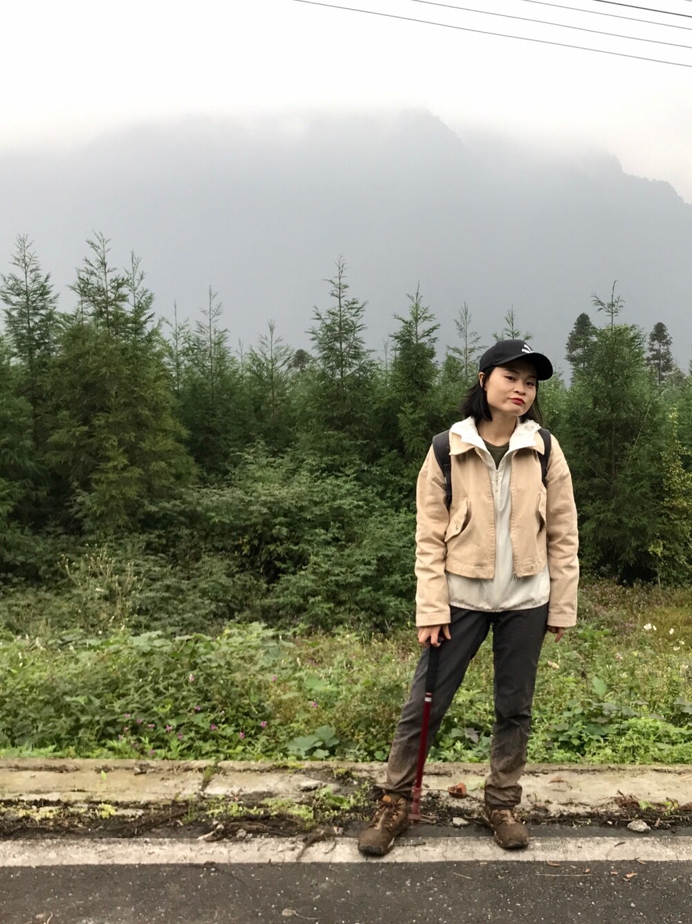 「户外 旅途」｜「DECADEのアイテム（チノパンツ、ブラック系）」を使った、虾米子さん（レディース・155cm）の秋コーディネートの1枚目の写真