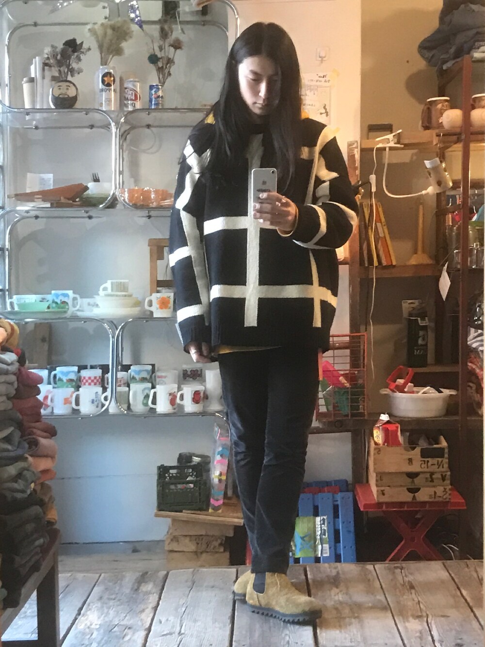 「fridge、フリッジ、ロン毛店長、ロン毛、冬、モノトーン、黒、ニット、オーバーサイズ、レイヤードスタイル」｜「DOUBLE FOOT WEARのアイテム（ブーツ、ベージュ系）」を使った、望月貴太さん（メンズ・178cm）の冬コーディネートの1枚目の写真