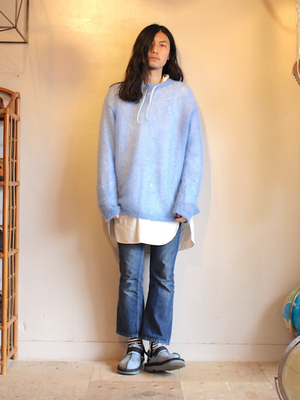 「fridge、フリッジ、ロン毛、カジュアル、シャツスタイル、streetstyle、デニム、モヘアニット、ブーツカットパンツ、サンダル」｜「MOUNTAIN RESEARCHのアイテム（ニット/セーター、ブルー系）」を使った、望月貴太さん（メンズ・178cm）の春コーディネートの1枚目の写真