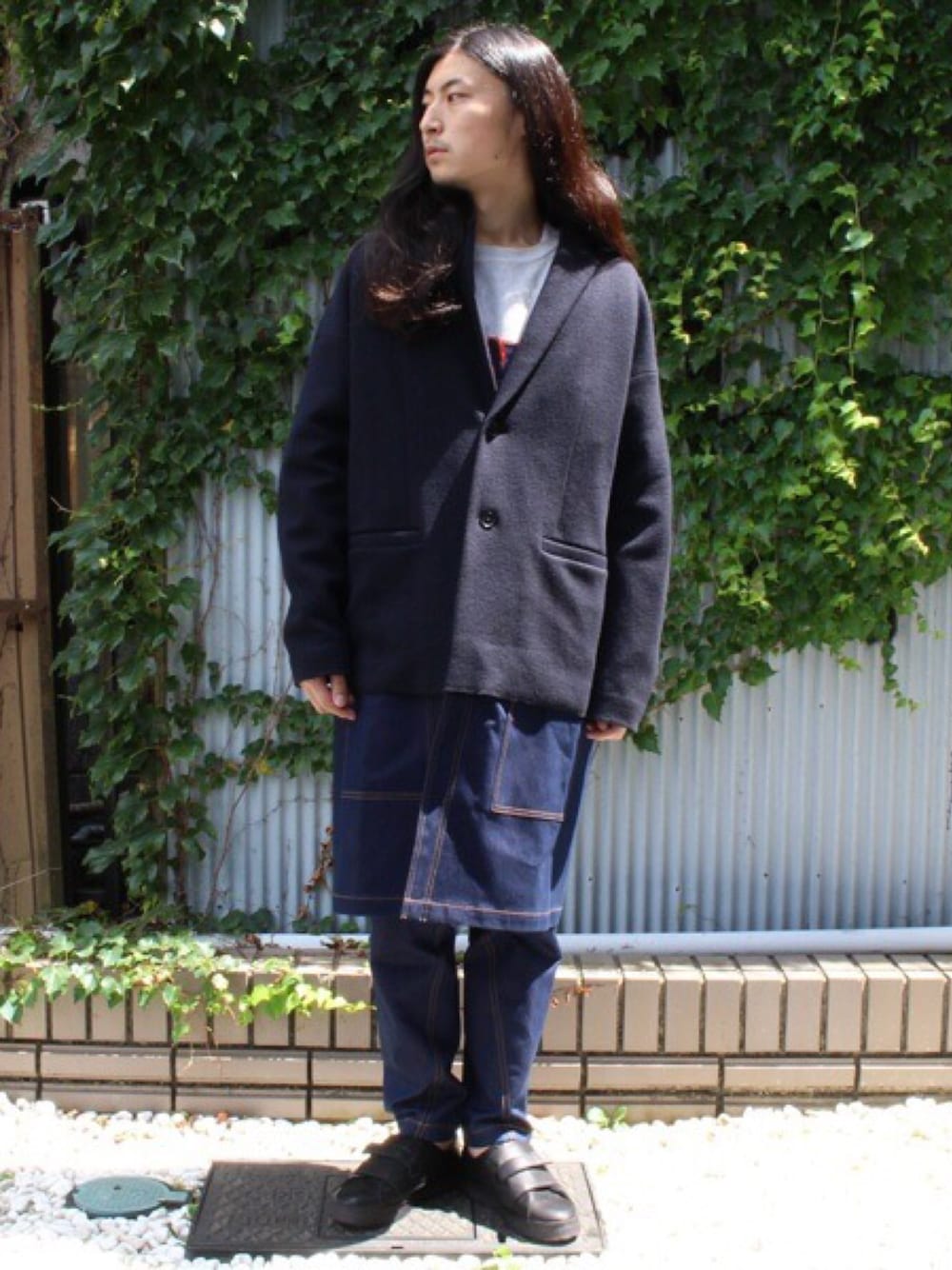 「fridge、フリッジ、ロン毛、ロングコート、ffiXXed、セットアップ、デニム、デニムパンツ、秋、スニーカー」｜「FFIXXED STUDIOSのアイテム（チェスターコート、ブルー系）」を使った、望月貴太さん（メンズ・178cm）の秋コーディネートの1枚目の写真