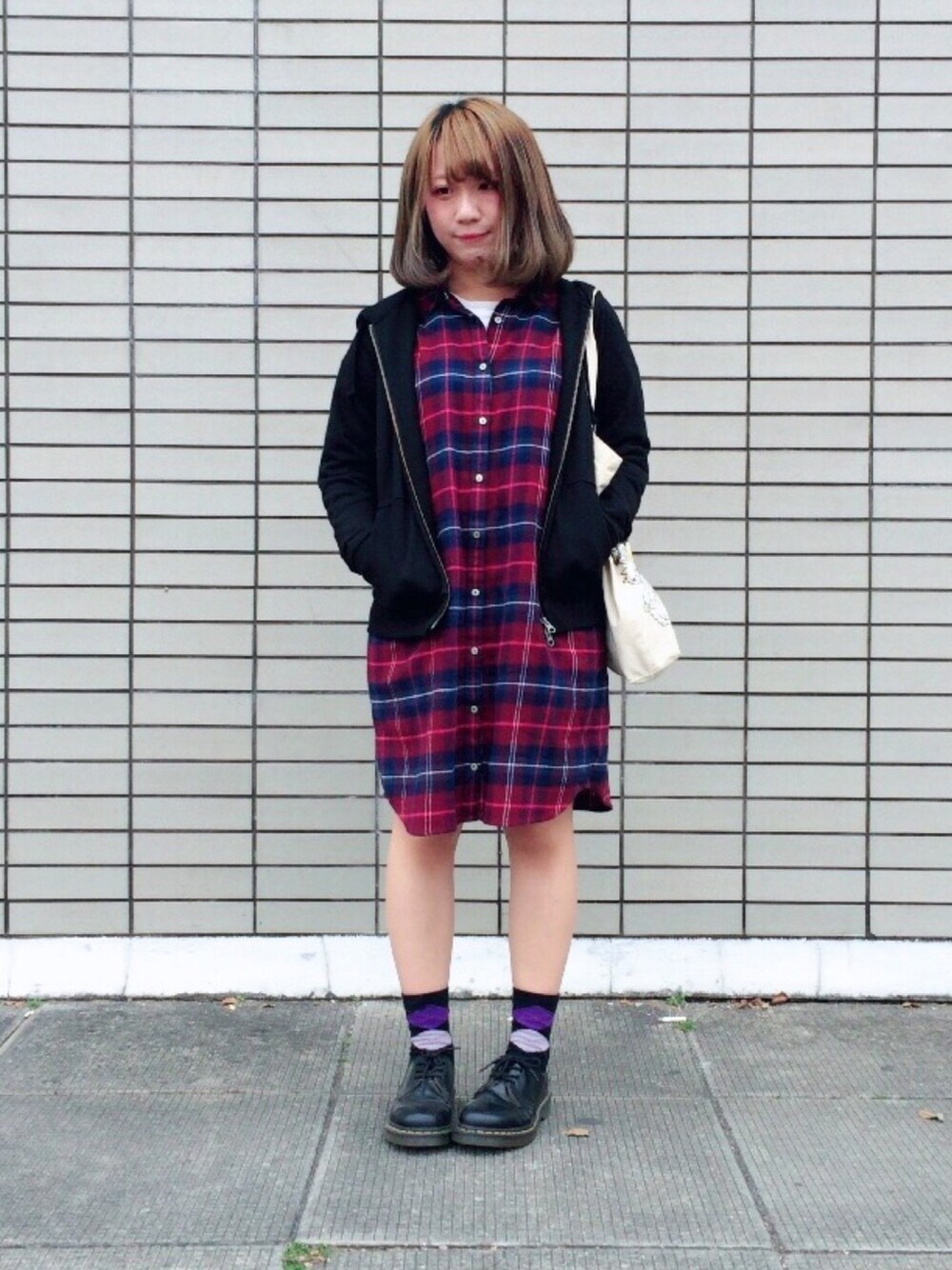 「休日スタイル、シャツスタイル、シャツワンピ、チェックシャツ、黒、黒x赤、プチプラ、ドクターマーチン」｜「Heatherのアイテム（シャツワンピース、レッド系）」を使った、Mizuumiさん（レディース・150cm）の冬コーディネートの1枚目の写真