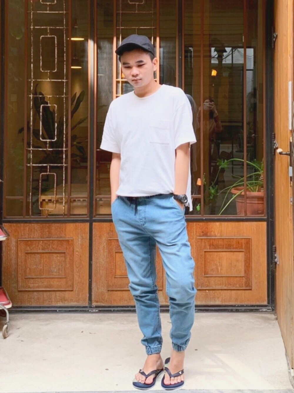 「春、cotton on、GU、American Eagle、oversize」｜「GUのアイテム（Tシャツ/カットソー、ホワイト系）」を使った、宮凱文さん（メンズ・173cm）の冬コーディネートの1枚目の写真