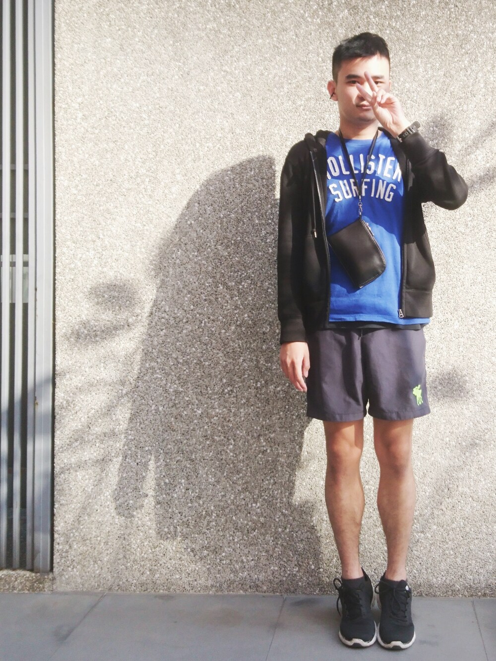 「春、casual、Abercombie&Fitch、HOLLISTER、UNIQLO、Skechers、afternoon」｜「Hollisterのアイテム（Tシャツ/カットソー、ブルー系）」を使った、宮凱文さん（メンズ・173cm）の冬コーディネートの1枚目の写真
