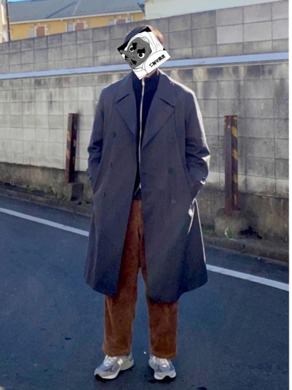 ブラック系のトレンチコート、ブラック系のニット/セーター、ブラウン系のパンツを着用したメンズの冬コーディネートの1枚目の写真