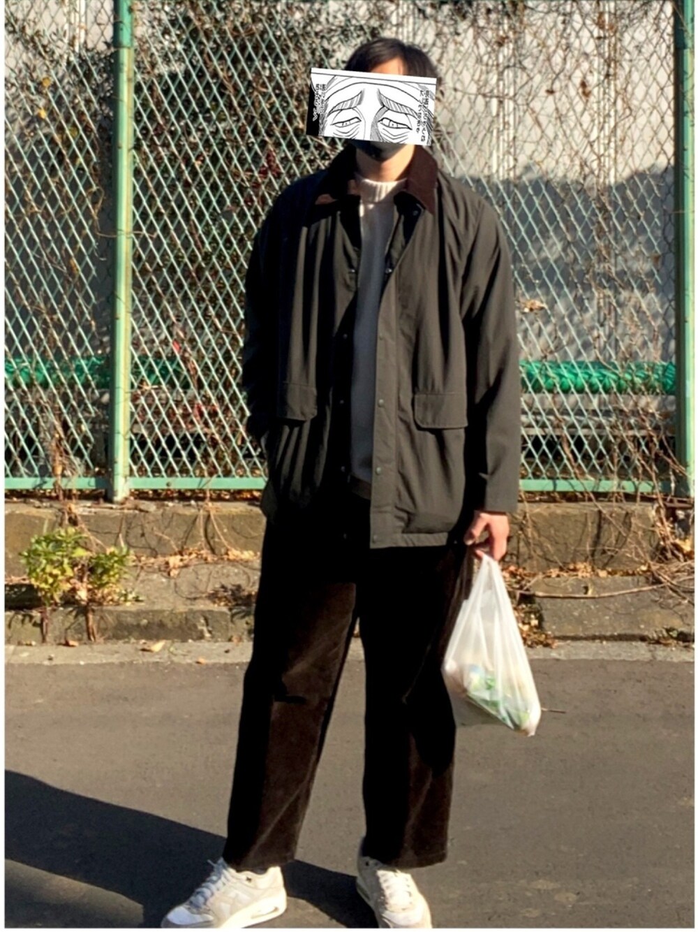 グリーン系のジャケット/アウター、ホワイト系のニット/セーター、ブラック系のパンツを着用したメンズの冬コーディネートの1枚目の写真