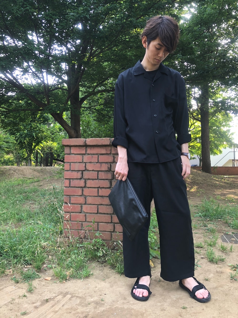 ブラック系のその他パンツ、ブラック系のTシャツ/カットソー、ブラック系のサンダルを着用したメンズの春コーディネートの1枚目の写真