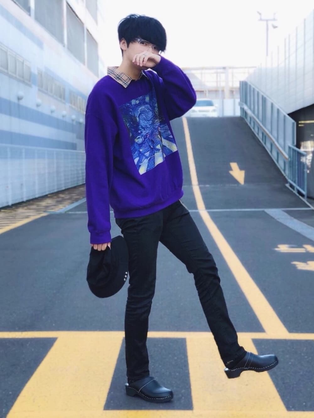 ベージュ系のシャツ/ブラウス、パープル系のスウェット、ブラック系のその他パンツを着用したメンズの秋コーディネートの1枚目の写真