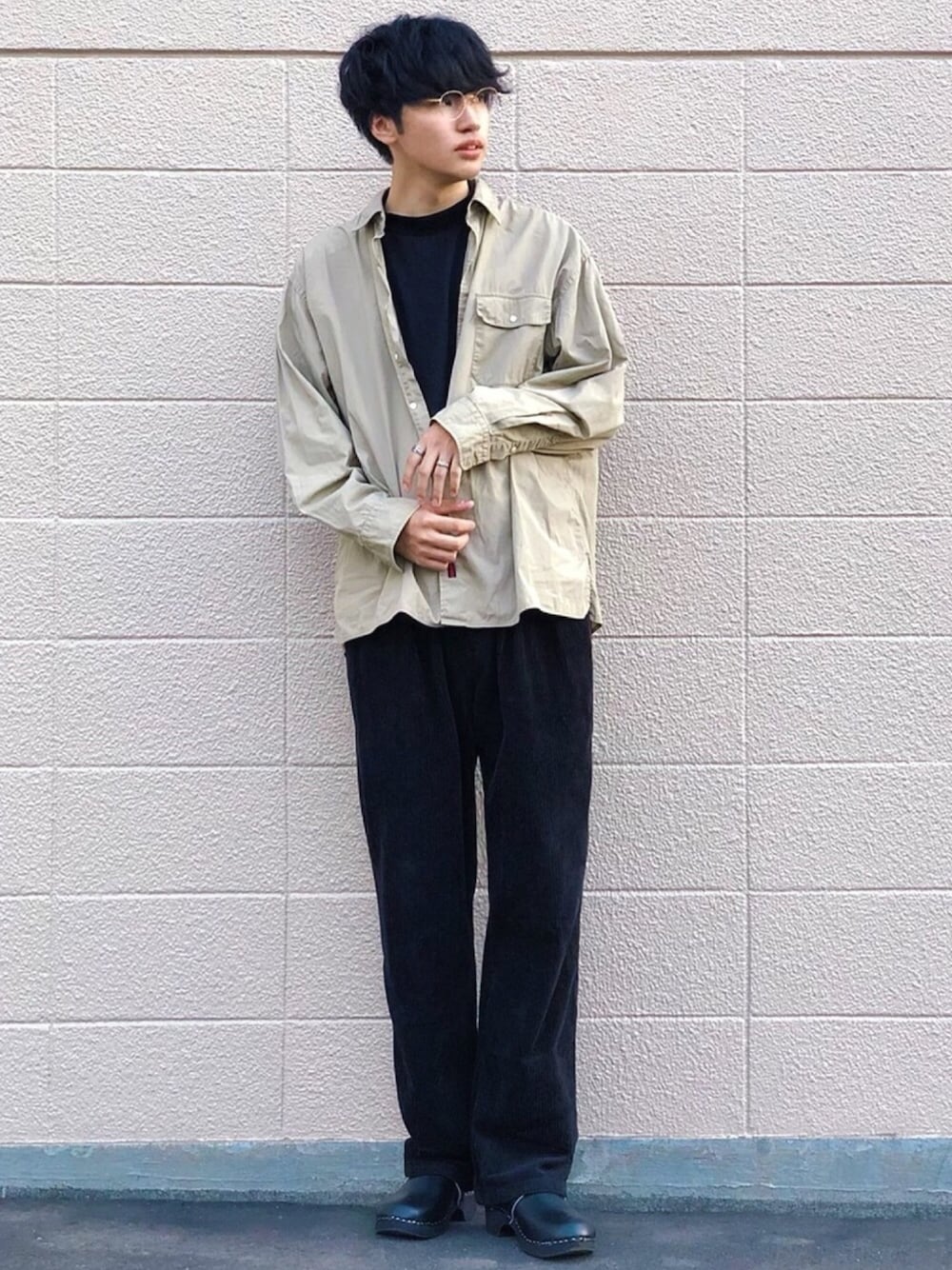 ベージュ系のシャツ/ブラウス、ブラック系のTシャツ/カットソー、ブラック系のその他パンツを着用したメンズの秋コーディネートの1枚目の写真