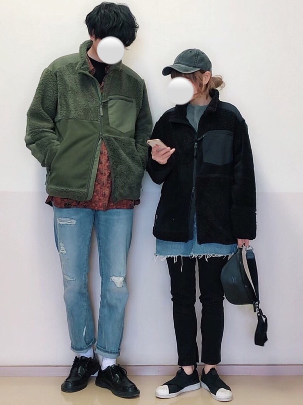 ブラック系のその他アウター、ブルー系のデニムパンツ、ブラック系のシューズを着用したレディースの秋コーディネートの1枚目の写真