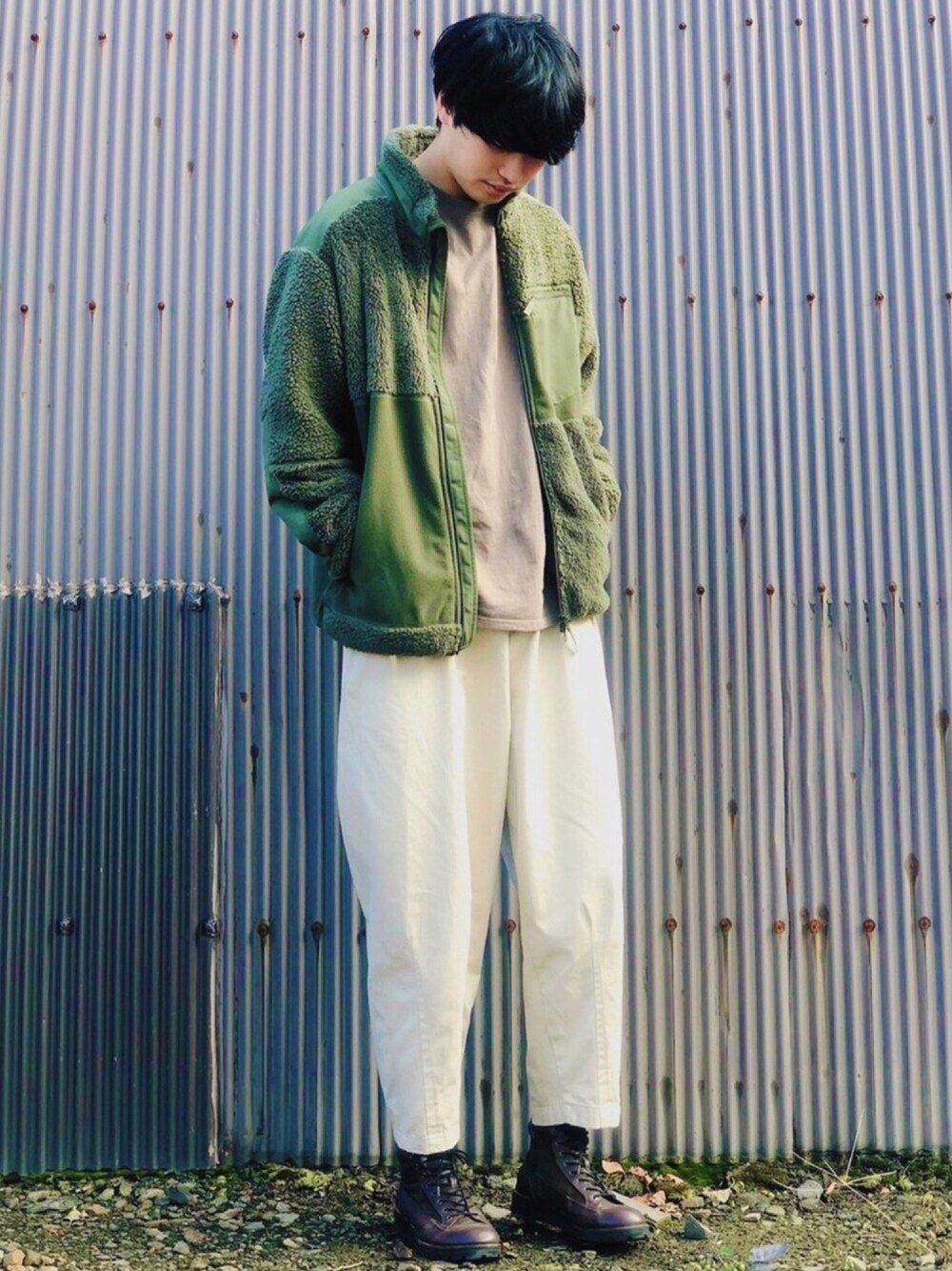 ブラウン系のブーツ、ベージュ系のパンツ、ブラウン系のTシャツ/カットソーを着用したメンズの冬コーディネートの1枚目の写真