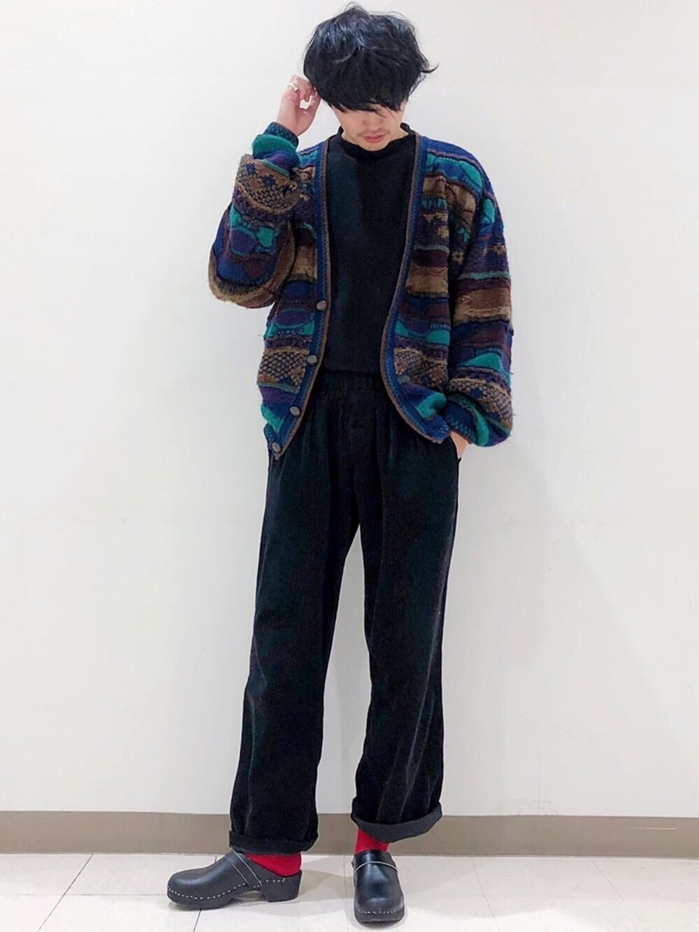 ブラック系のTシャツ/カットソー、ブラック系のその他パンツ、レッド系のソックス/靴下を着用したメンズの冬コーディネートの1枚目の写真