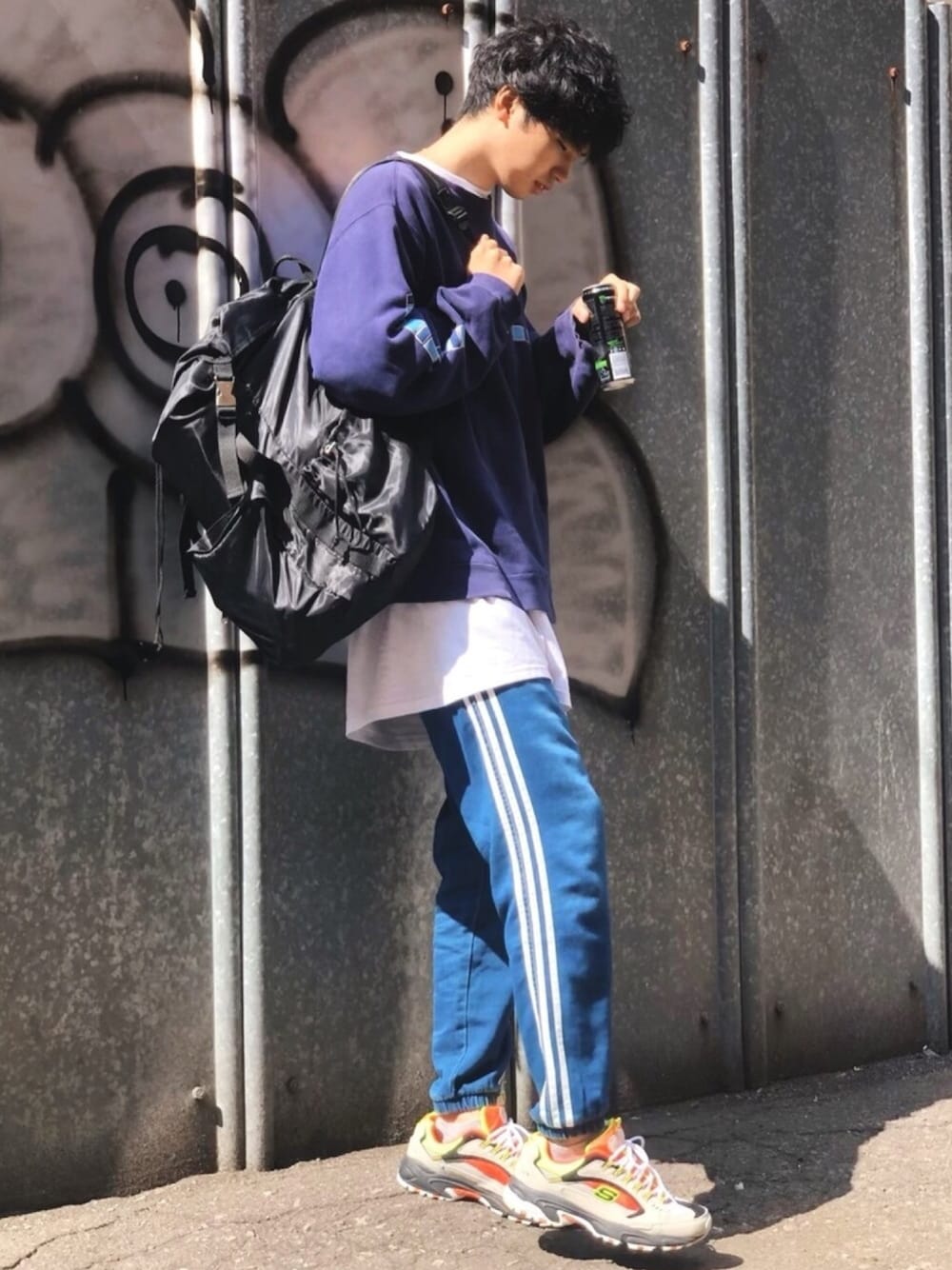 「やっぱりストリートが好き、シンプル、ビッグシルエット、ストリート、street、ダッドスニーカー、スウェット、アディダス、adidas、ラインパンツ」｜「SKECHERSのSKECHERS：STAMINA（スニーカー、グレー系）」を使った、  風早ゆうたさん（メンズ・184cm）の秋コーディネートの1枚目の写真
