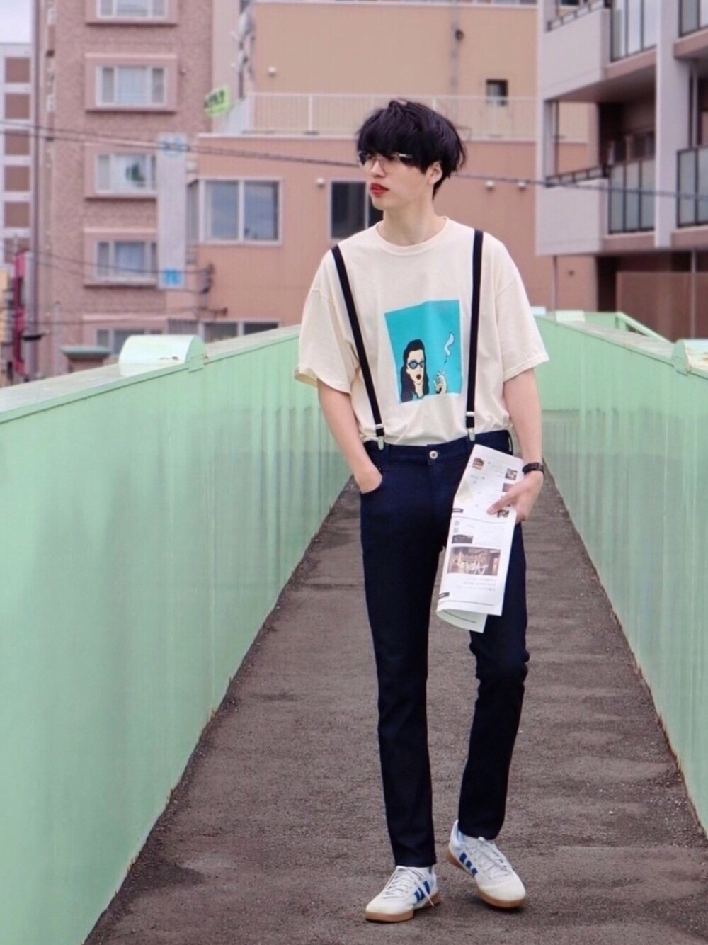 ブルー系のデニムパンツ、ホワイト系のスニーカー、ベージュ系のトップスを着用したメンズの春コーディネートの1枚目の写真