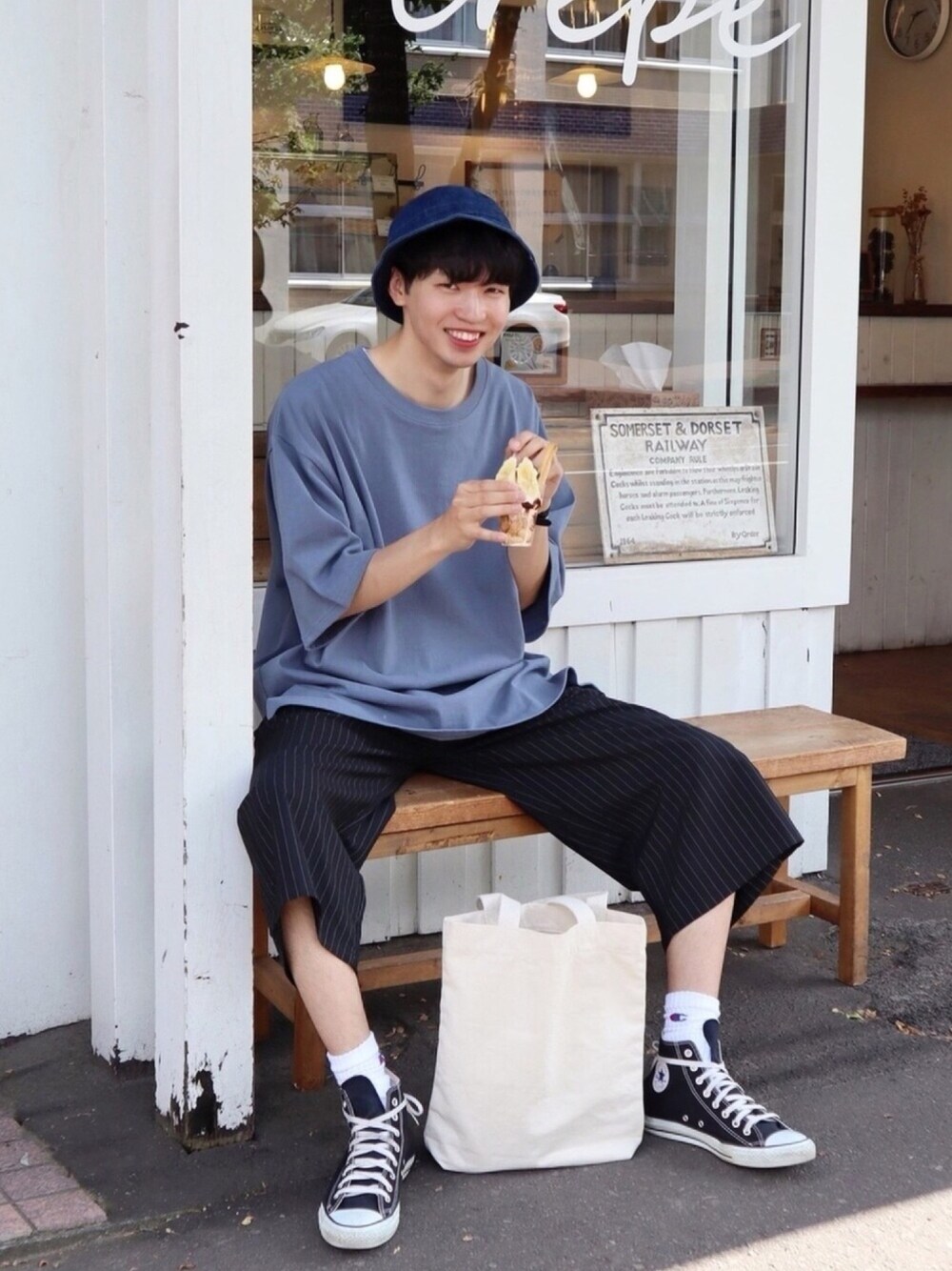 「シンプル、オーバーサイズ、ワイドパンツ、ビッグシルエット、ビックT、ハイカットスニーカー、トートバッグ、バケットハット、ユニクロ、ストリート」｜「CASPER JOHNのMiddle Length Heavy Weight Big T-shirts/ミドルレングスヘビーウェイトビッグT（Tシャツ/カットソー、ブルー系）」を使った、  風早ゆうたさん（メンズ・184cm）の夏コーディネートの1枚目の写真