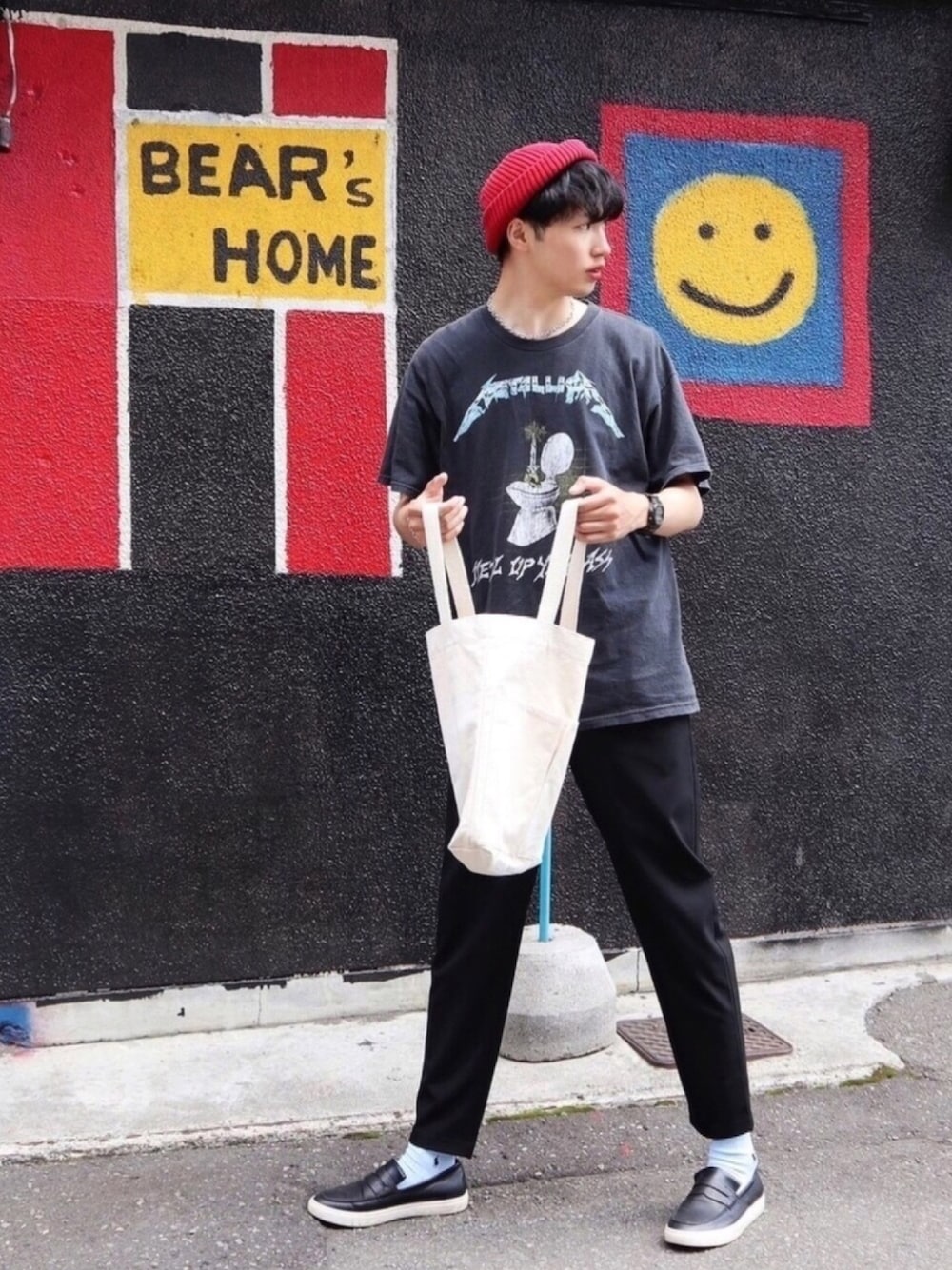 ブラック系のTシャツ/カットソー、ブラック系のその他パンツ、レッド系のニットキャップ/ビーニーを着用したメンズの夏コーディネートの1枚目の写真
