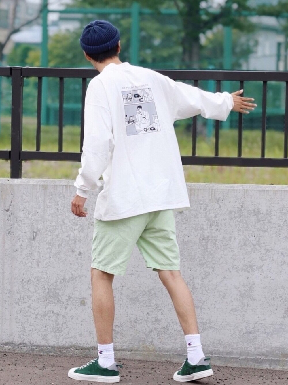 ホワイト系のTシャツ/カットソー、グリーン系のスニーカー、ホワイト系のソックス/靴下を着用したメンズの夏コーディネートの1枚目の写真