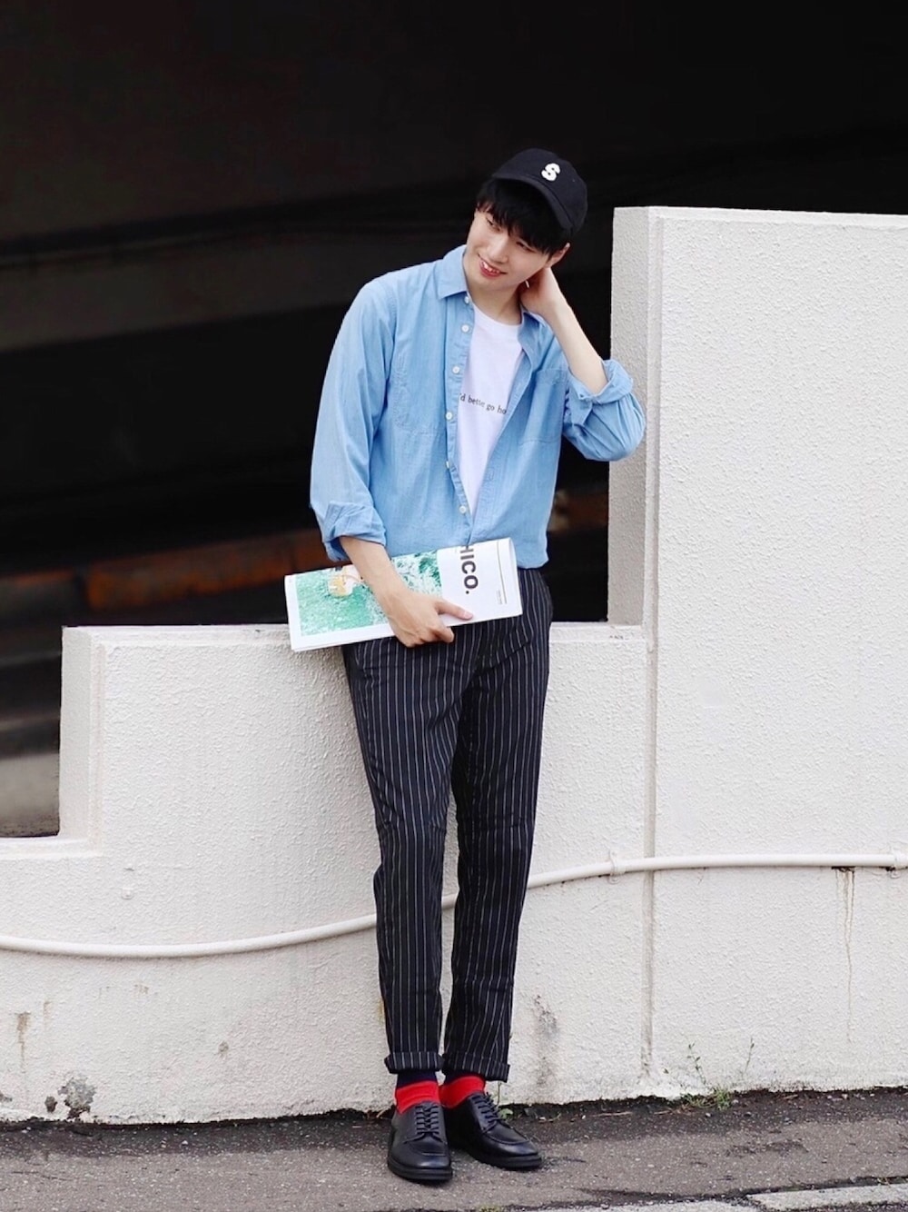 その他のスラックス、ブラック系のドレスシューズ、その他のキャップを着用したメンズの秋コーディネートの1枚目の写真