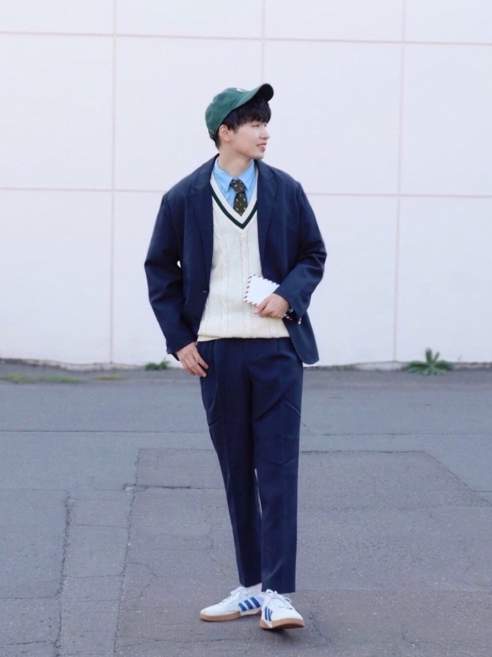 ブルー系のテーラードジャケット、ブルー系のシャツ/ブラウス、ホワイト系のスニーカーを着用したメンズの秋コーディネートの1枚目の写真