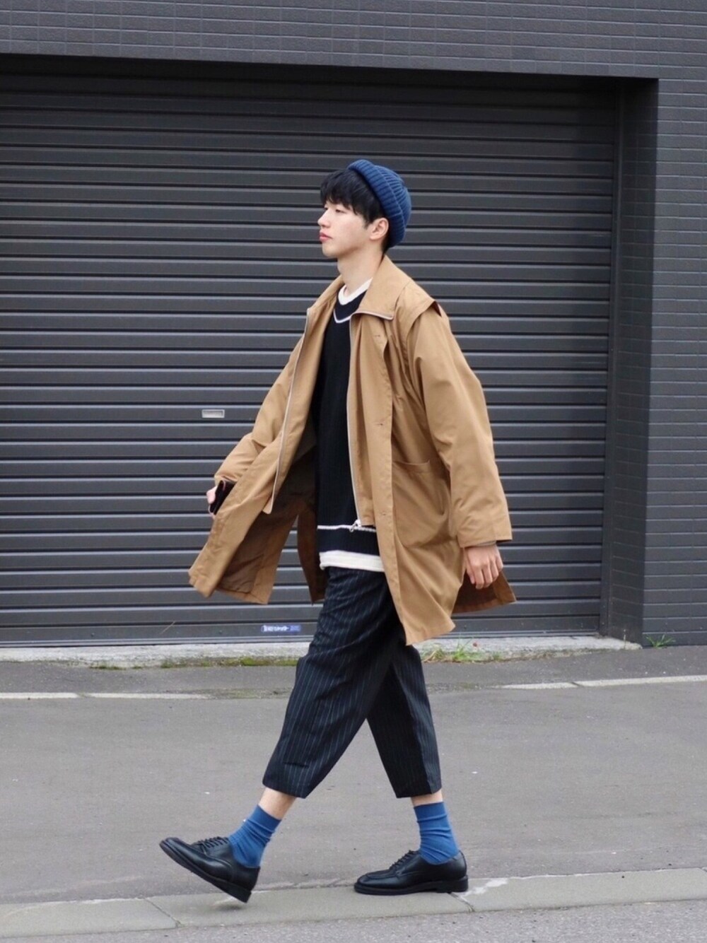 「ニット帽、ビックシルエット、秋のコーデ、秋コーデ、秋のカフェオレコーデ、秋服、ニット、ストライプパンツ、きれいめカジュアル、シンプル」｜「BASQUE magentaのビッグシルエット レイヤード配色バルーンスリーブ クルーネックアゼニット/ステッチデザイン（ニット/セーター、ブラック系）」を使った、  風早ゆうたさん（メンズ・184cm）の秋コーディネートの1枚目の写真