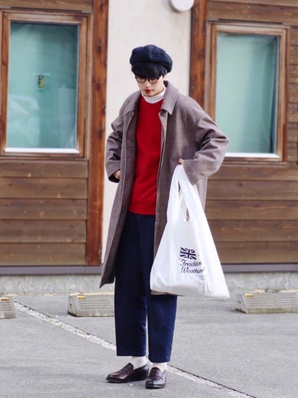 ブラウン系のローファー、レッド系のトップス、ブラウン系のステンカラーコートを着用したメンズの冬コーディネートの1枚目の写真