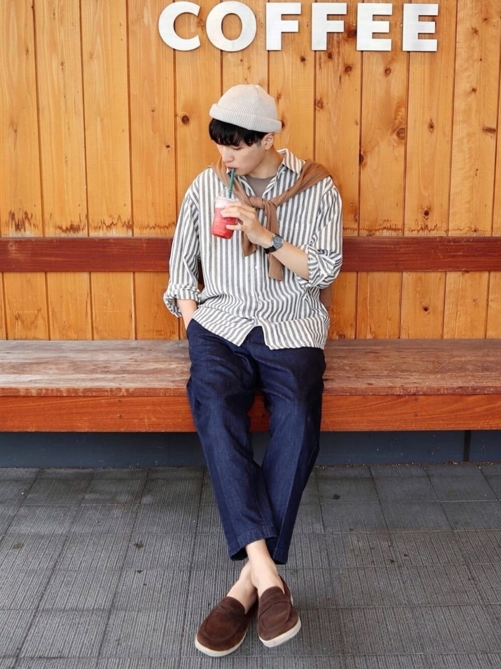 ブラウン系のカーディガン/ボレロ、ブラウン系のTシャツ/カットソー、ブルー系のデニムパンツを着用したメンズの夏コーディネートの1枚目の写真