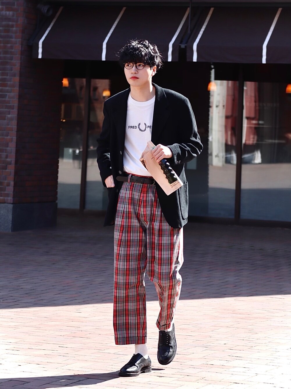 ホワイト系のTシャツ/カットソー、その他のその他パンツ、ブラック系のドレスシューズを着用したメンズの春コーディネートの1枚目の写真