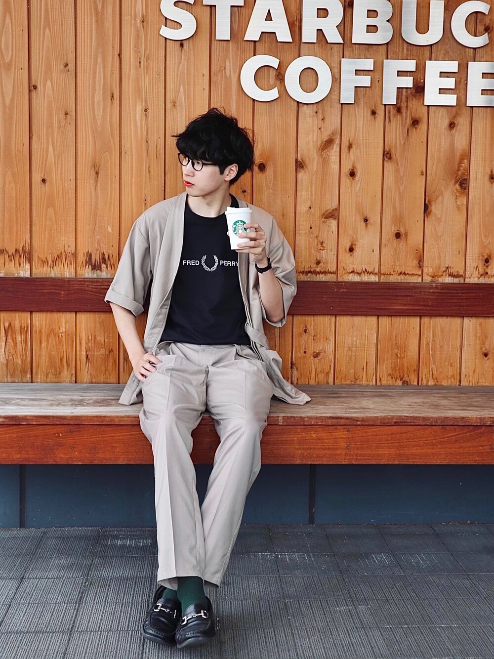 ベージュ系のノーカラージャケット、ベージュ系のスラックス、ブラック系のTシャツ/カットソーを着用したメンズの春コーディネートの1枚目の写真