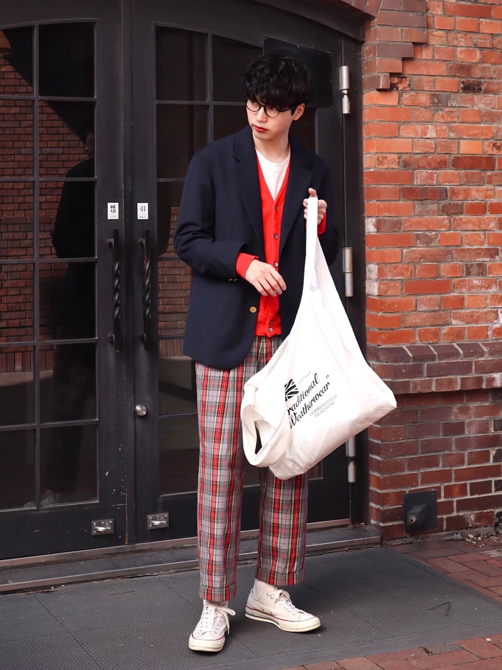 ホワイト系のエコバッグ/サブバッグ、その他のその他パンツ、ホワイト系のシューズを着用したメンズの春コーディネートの1枚目の写真