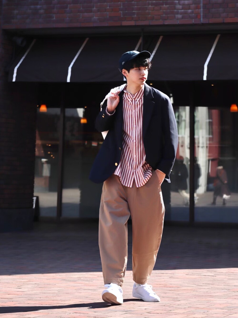 ベージュ系のその他パンツ、ホワイト系のスニーカー、ホワイト系のエコバッグ/サブバッグを着用したメンズの春コーディネートの1枚目の写真