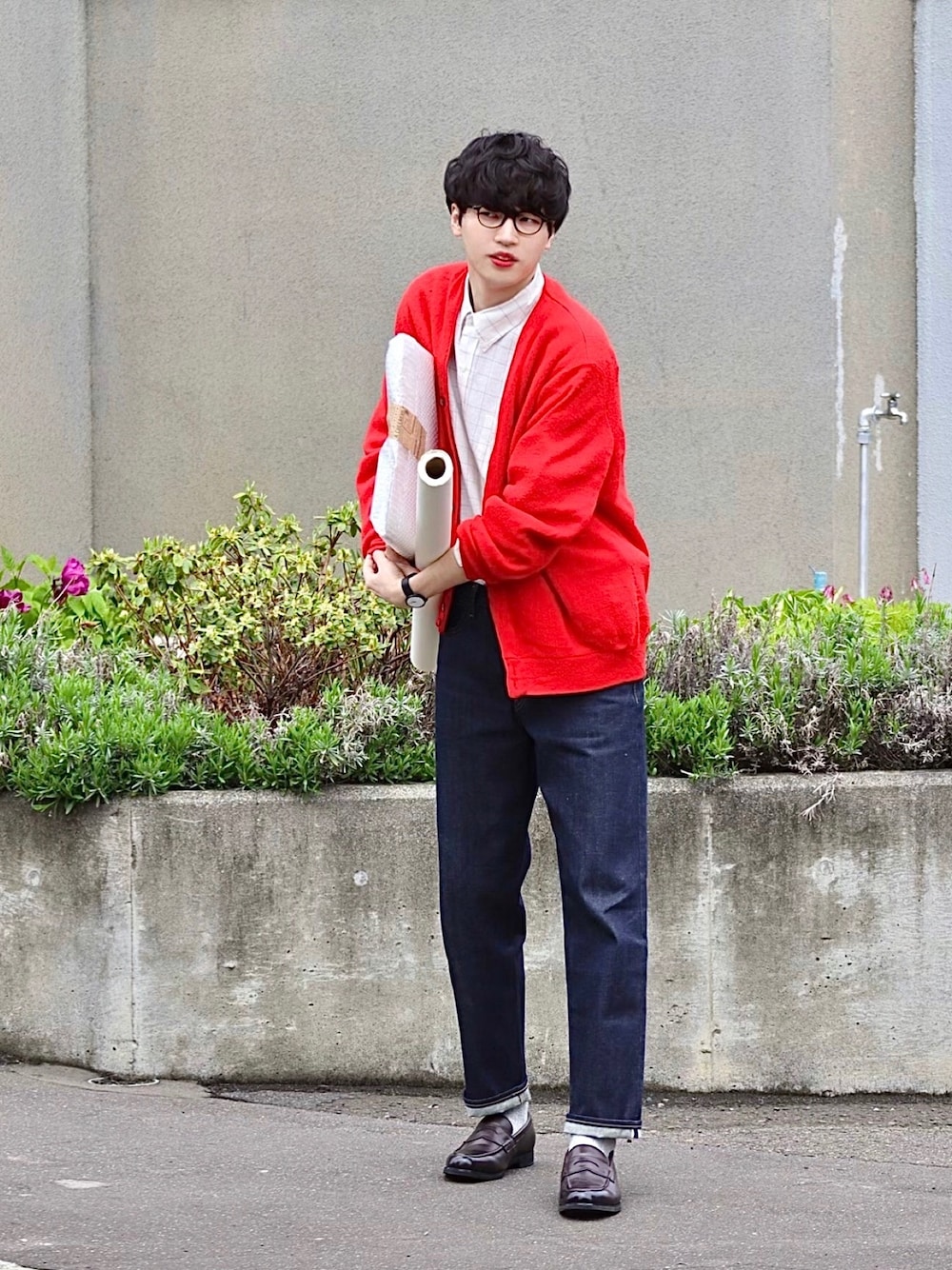 ブルー系のデニムパンツ、ブラウン系のローファー、ブラック系のメガネを着用したメンズの夏コーディネートの1枚目の写真