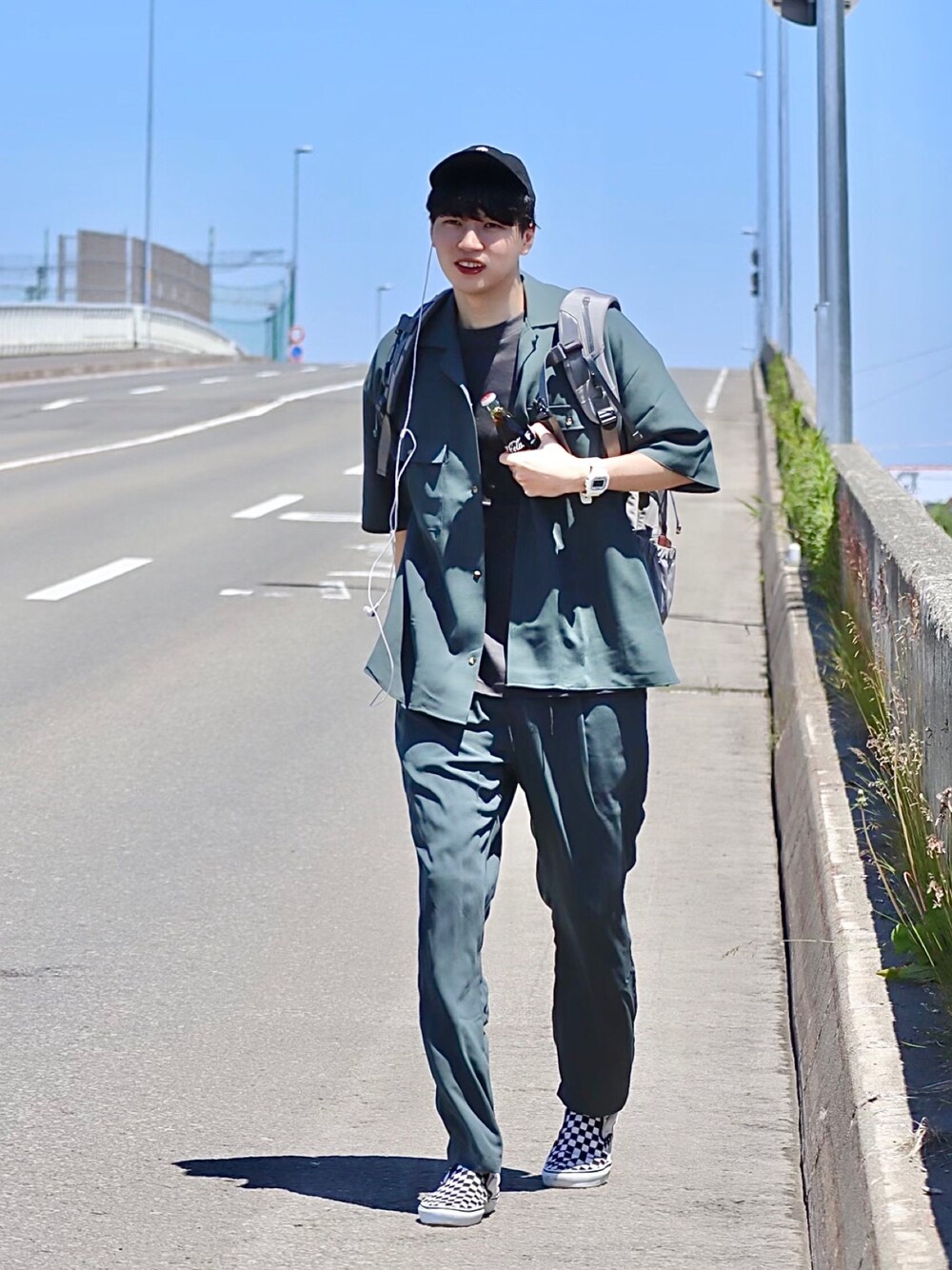 ブラック系のTシャツ/カットソー、グレー系のセットアップ、グレー系のバックパック/リュックを着用したメンズの夏コーディネートの1枚目の写真