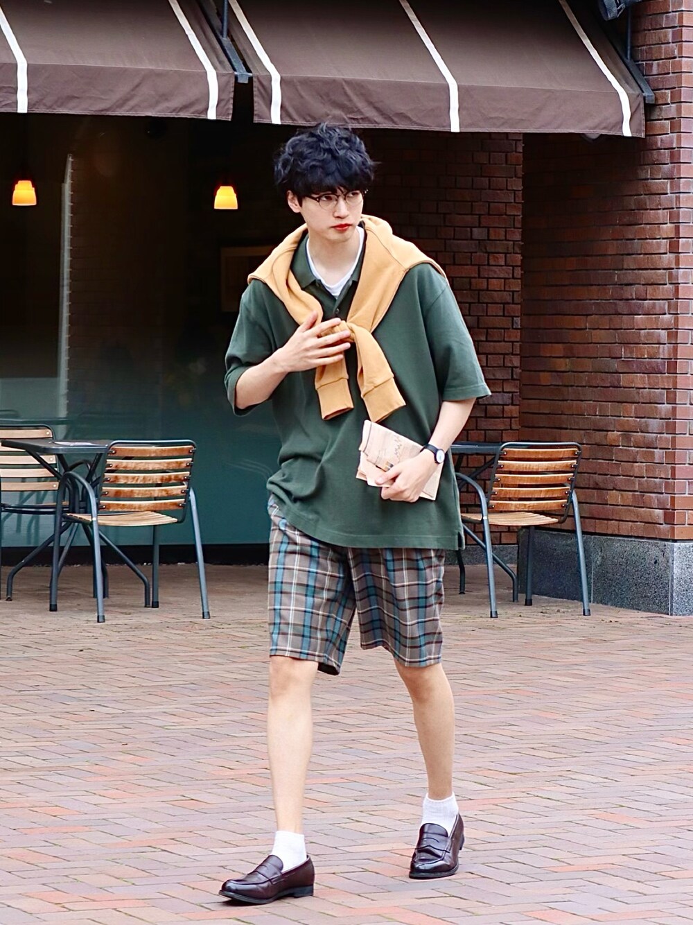 イエロー系のスウェット、グリーン系のポロシャツ、ブラウン系のローファーを着用したメンズの夏コーディネートの1枚目の写真