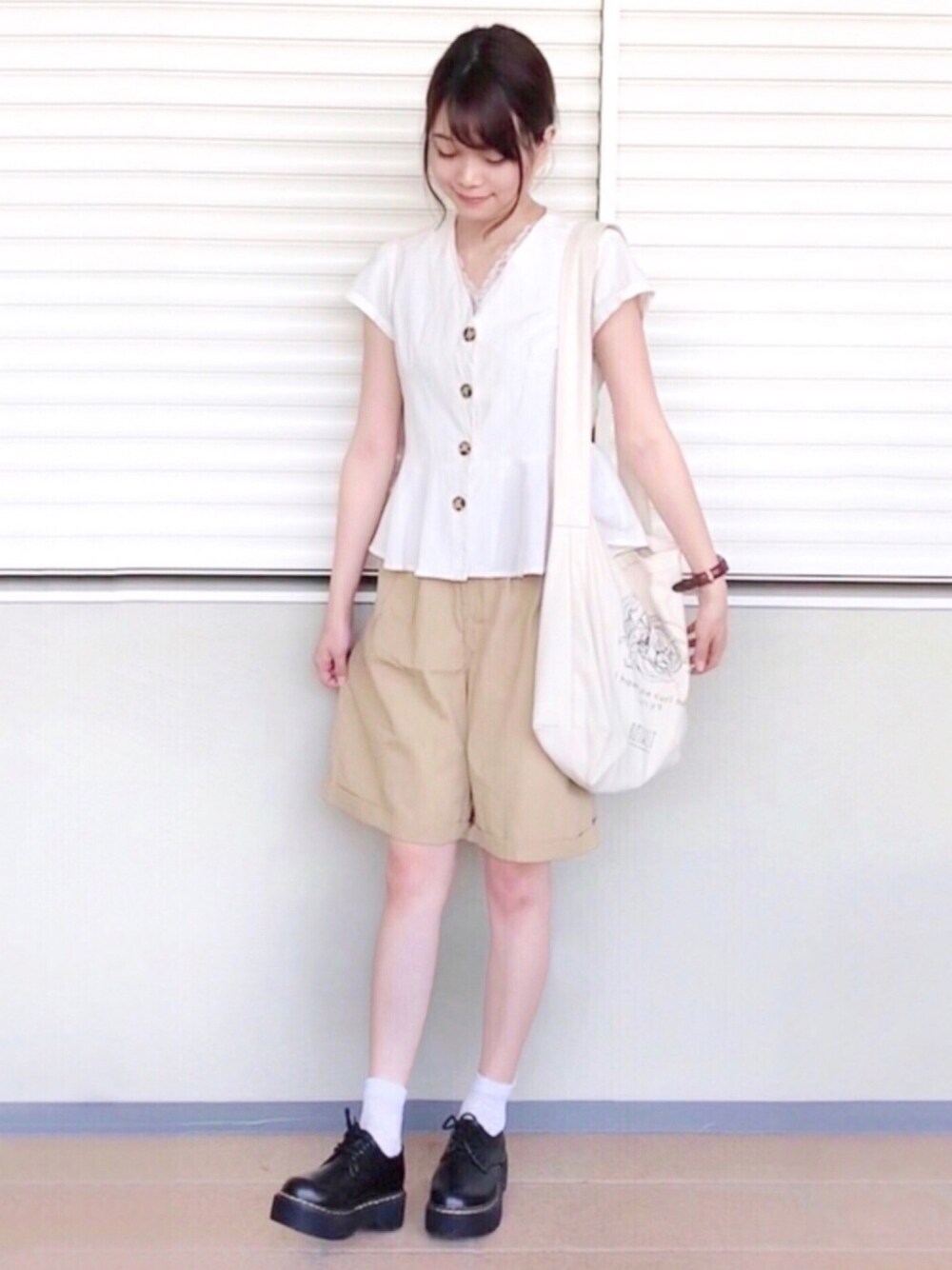 ホワイト系のシャツ/ブラウス、ベージュ系のその他パンツ、ホワイト系のトートバッグを着用したレディースの夏コーディネートの1枚目の写真